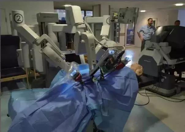 手術(shù)機(jī)器人達(dá)·芬奇的手術(shù)臺(tái)