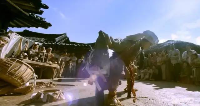 《奸臣》丨電影中，街頭藝人問「貧窮是誰的錯」