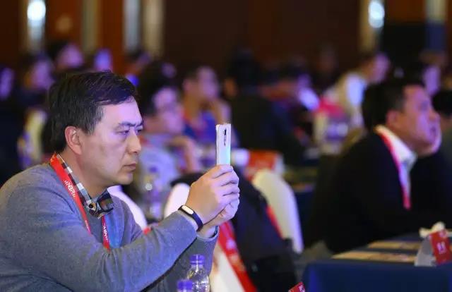 嘉御基金創始人 衛哲演講時臺下認真的場景