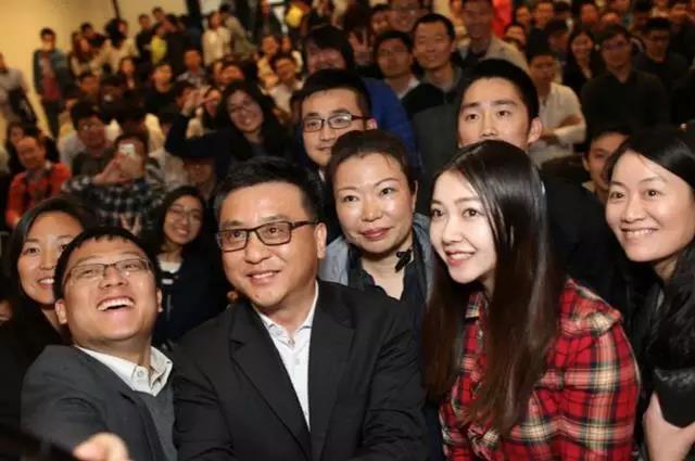 宣講會結束后張亞勤與現場同學自拍合影留念